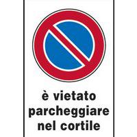 Cartello stradale - È vietato parcheggiare nel cortile